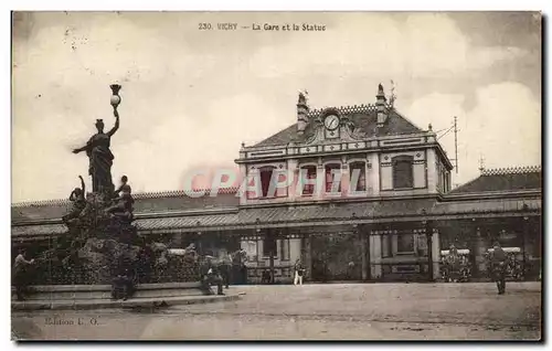 Cartes postales Vichy La Gare Et La Statue