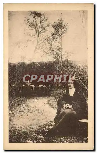 Ansichtskarte AK Ste Therese de L&#39Enfant Jesus assise dans le jardin du Carmel Lisieux