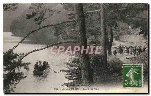 Ansichtskarte AK L&#39Auvergne Pittoresque Le lac Pavin Entre les Pins Enfants Barque