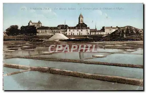 Ansichtskarte AK Noirmoutier Les Marais Salants A l&#39arriere Plan Le chateau Et l&#39Eglise