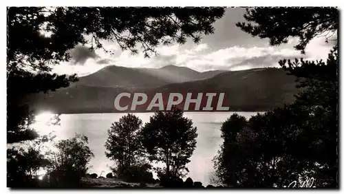 Cartes postales L&#39Auvergne Coucher de soleil sur le Lac Chambon et les Monts Dore Sancy