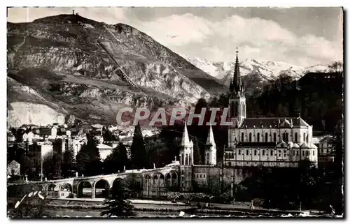 Cartes postales Lourdes La basilique Et Les Pyrenees