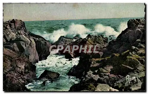 Cartes postales Au Bord De La Mer Les Vagues Se Brisant Sur Les Rochers