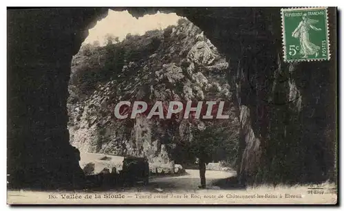 Ansichtskarte AK Vallee de la Sioule Tunnel creuse dans le Roc Route de Chateauneuf les Bains a Ebreuil