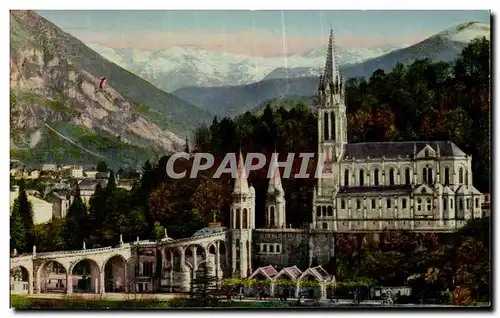 Cartes postales moderne Lourdes La Basilique et les Montagnes