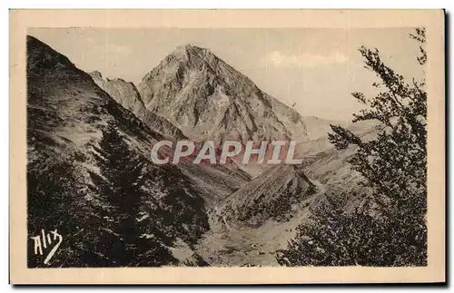 Cartes postales Les Pyrenees Le Pic du Midi de Bigorre metres vu de la Route du Tourmalet en bas les Cabanes de