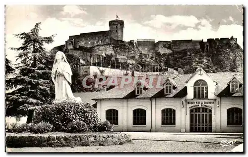 Ansichtskarte AK Lourdes Sainte Bernadette le Musee de ND de Lourdes et le chateau fort