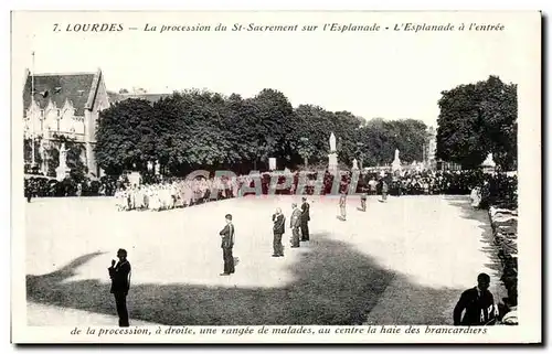 Cartes postales Lourdes La Procession du St Sacrement sur I&#39Esplanade L&#39Esplanade a I&#39entree