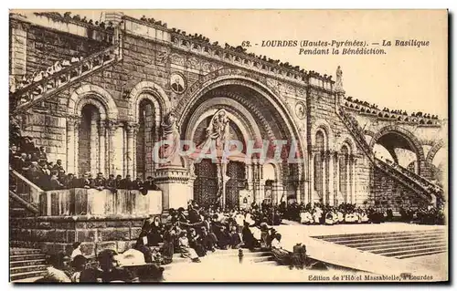 Ansichtskarte AK Lourdes La Basilique et les Pyrenees pendant la Benediction