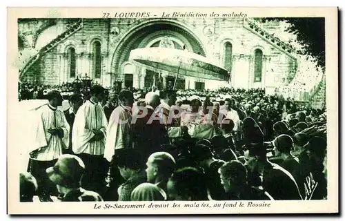 Ansichtskarte AK Lourdes La Benediction des Malades Le Saint sacrement devant les malades au fond le rosaire