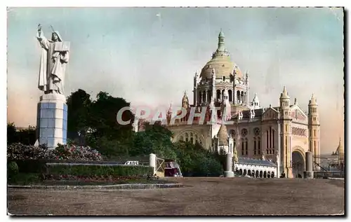 Cartes postales La Baslique De Lisieux Statue de Ste Therese a l&#39entree du Parvis