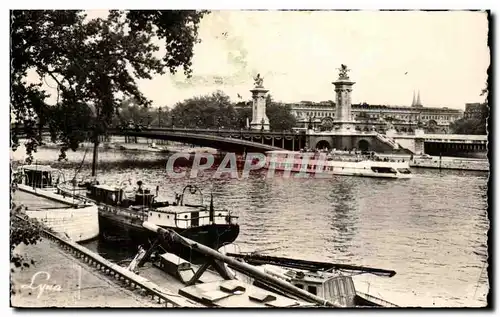 Cartes postales Paris Le Pont Alexandre III et les berges de la Seine Peniche Bateau