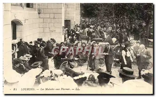 Cartes postales Lourdes Les Malades aux Piscines