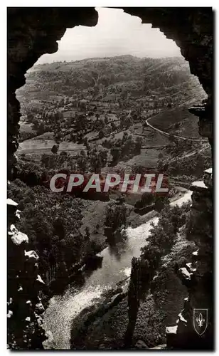 Cartes postales moderne La Vallee Pittoresque De La Sioule Regard Sur La Vallee Par Une breche des murs en ruine de Cha