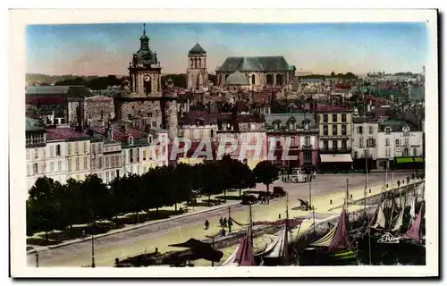 Ansichtskarte AK La Rochelle Vue Vers La Grosse Horloge et la Cathedrale Bateaux