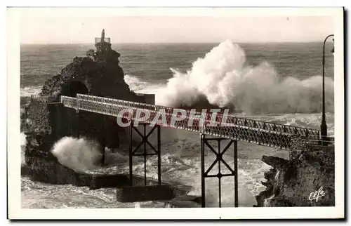 Ansichtskarte AK Biarritz Le Rocher De La Viege Par Gros temps