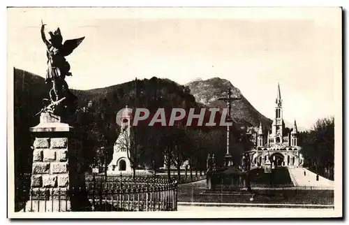 Cartes postales Lourdes La Basilique St Michel et L&#39Esplanade