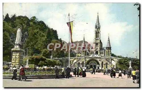 Ansichtskarte AK Lourdes La Basilique la Vierge Couronne et l&#39esplanade