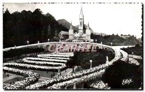 Ansichtskarte AK Lourdes La Basilique Illuminee et la Procession aux Flambeaux