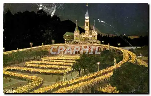 Ansichtskarte AK Lourdes La Basilique Illuminee et la Procession aux Flambeaux