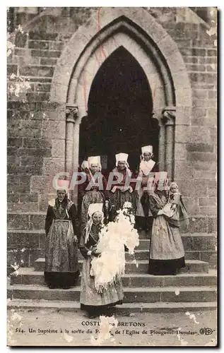 Cartes postales Costumes Bretons Un bapteme a la sortie du l&#39Eglise de Plougastel Folklore