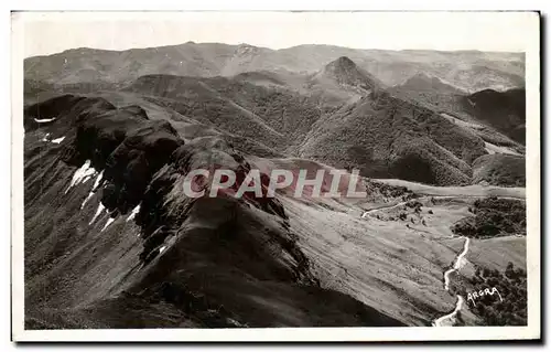 Cartes postales moderne Au Sommet du Puy Mary Panorama sur le Puy Griou le Plomb du Cantal et les rochers de Peyre Arse