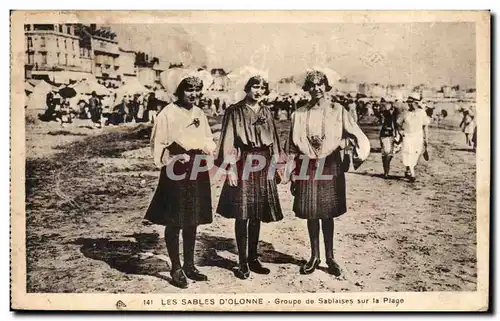 Ansichtskarte AK Les Sables D&#39Olonne Groupe De Sablaises Sur La Plage Folklore Costume