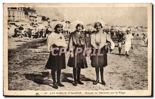 Cartes postales Les Sables D&#39Olonne Groupe De Sablaises Sur La Plage Folklore Costume