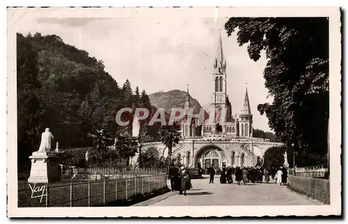 Cartes postales Lourdes La Basilique et la Vierge couronnee