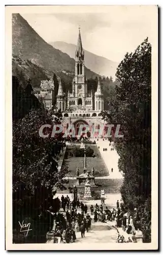 Cartes postales Lourdes La Basilique et I&#39Esplanade