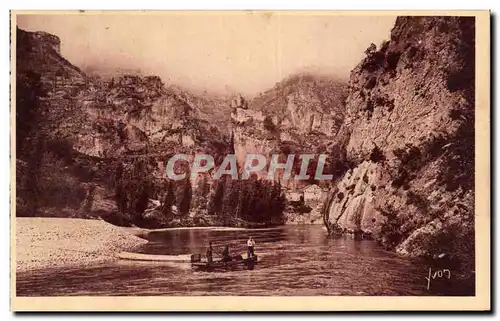 Cartes postales La Douce France Gorges du Tarn Castelbouc Le Tarn au pied du village et du vieux chateau