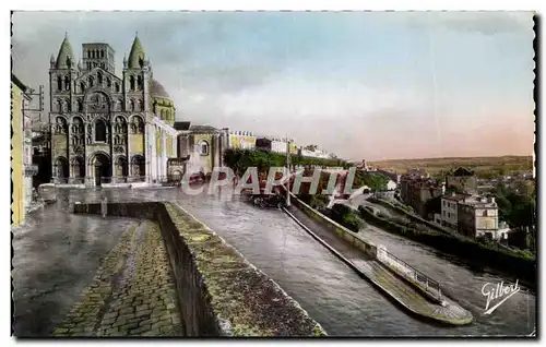 Cartes postales Angouleme La Cathedrale St pierre Et les Remparts