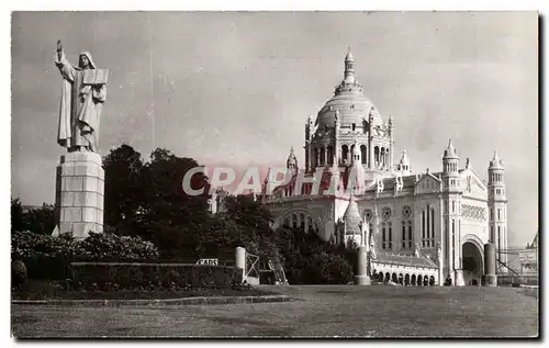 Cartes postales La Basilique De Lisieux Statue De Ste Therese A Intree Du Parvis