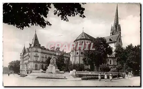 Ansichtskarte AK Pau L&#39Eglise St Martin Boulevard des Pyrenees et le Grand Hotel Gassion