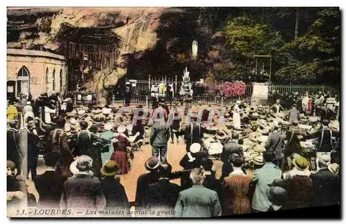 Cartes postales Lourdes Les malades devant la grotte