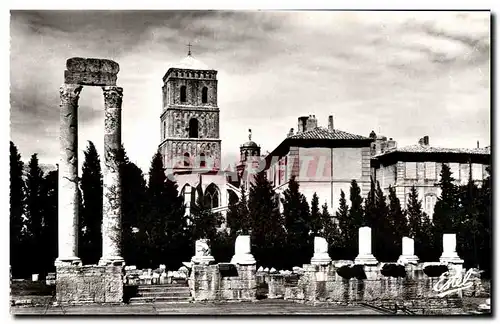 Ansichtskarte AK Arles Les Colonnes du Theatre Antique et la Cathedrale Saint Trophime