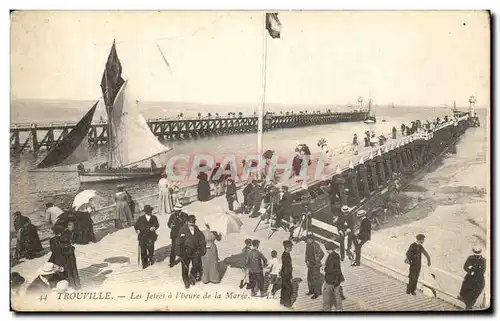 Cartes postales Trouville Les Jetees a L&#39heure de la Maree Bateau