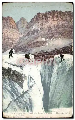 Cartes postales Sur le glacier Traversee d&#39une crevasse Alpinisme