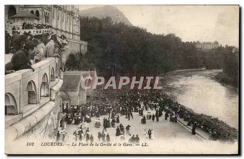 Cartes postales Lourdes La Place De La Grotte Et Le Gave