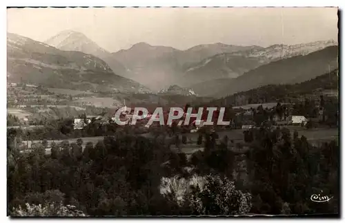 Cartes postales Lescheraines Chef Lieu de Lescheraines Dans le Fond le Chateard et les Montagnes des Bauges