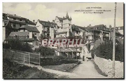 Ansichtskarte AK Les Pyrenees Argeles Gazost Vieilles Maisons et la Tour Mendagne