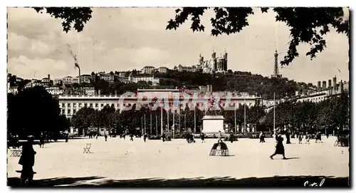 Ansichtskarte AK Lyon Place Bellecour Et Colline De Fourviere