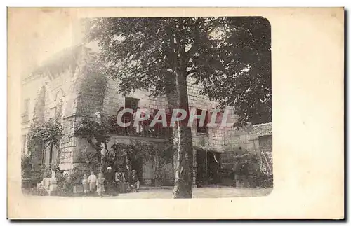 Cartes postales Personnages aux pieds de remparts