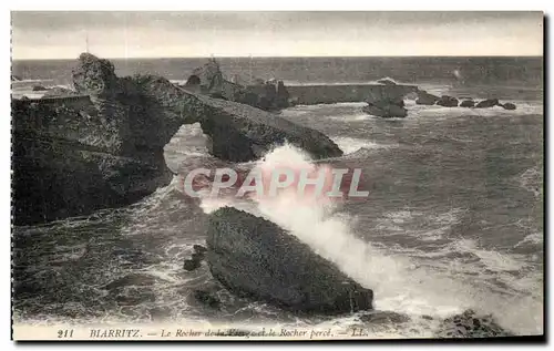 Ansichtskarte AK Biarritz La Rocher de la vierge et le Rocher perce