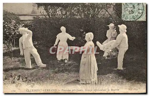 Cartes postales Clermont Ferrand Fontaine Petrifiante Groupe Representant La Bourree