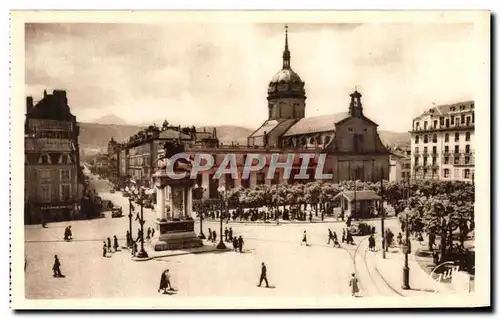 Cartes postales Clermont Ferrand Place De Jaude Eglise St Pierre les minimes et a l&#39horizon le Puy de Dome