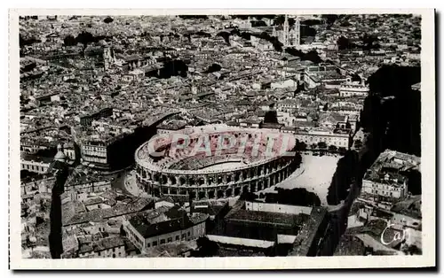 Cartes postales Nimes Vue sur les Arenes et la Ville Prise en Avion