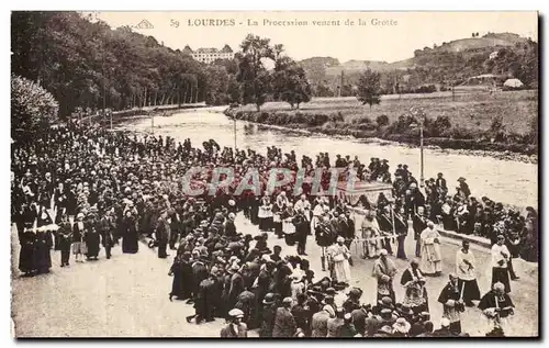 Ansichtskarte AK Lourdes Le Procession Venant de la Grotte