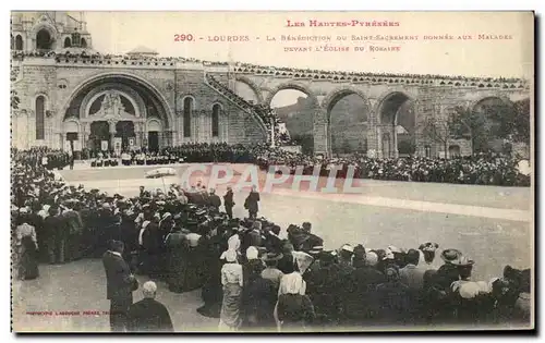 Ansichtskarte AK Les Hautes Pyrenees Lourdes La Benediction Du Saint Sacrement donne aux malades devant l&#39egli