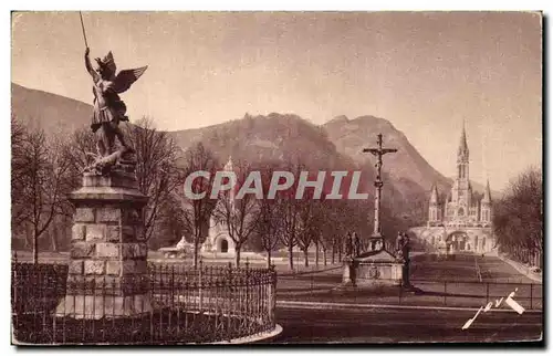 Ansichtskarte AK Lourdes St Michel Le Calvaire Breton La basilique et l&#39Esplanade gauche le Monument aux Morts